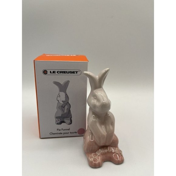 Le Creuset Baking Chef Pie Bunny Rabbit Funnel Light Shell PINK 3.75” NIB NEW - Picture 1 of 9